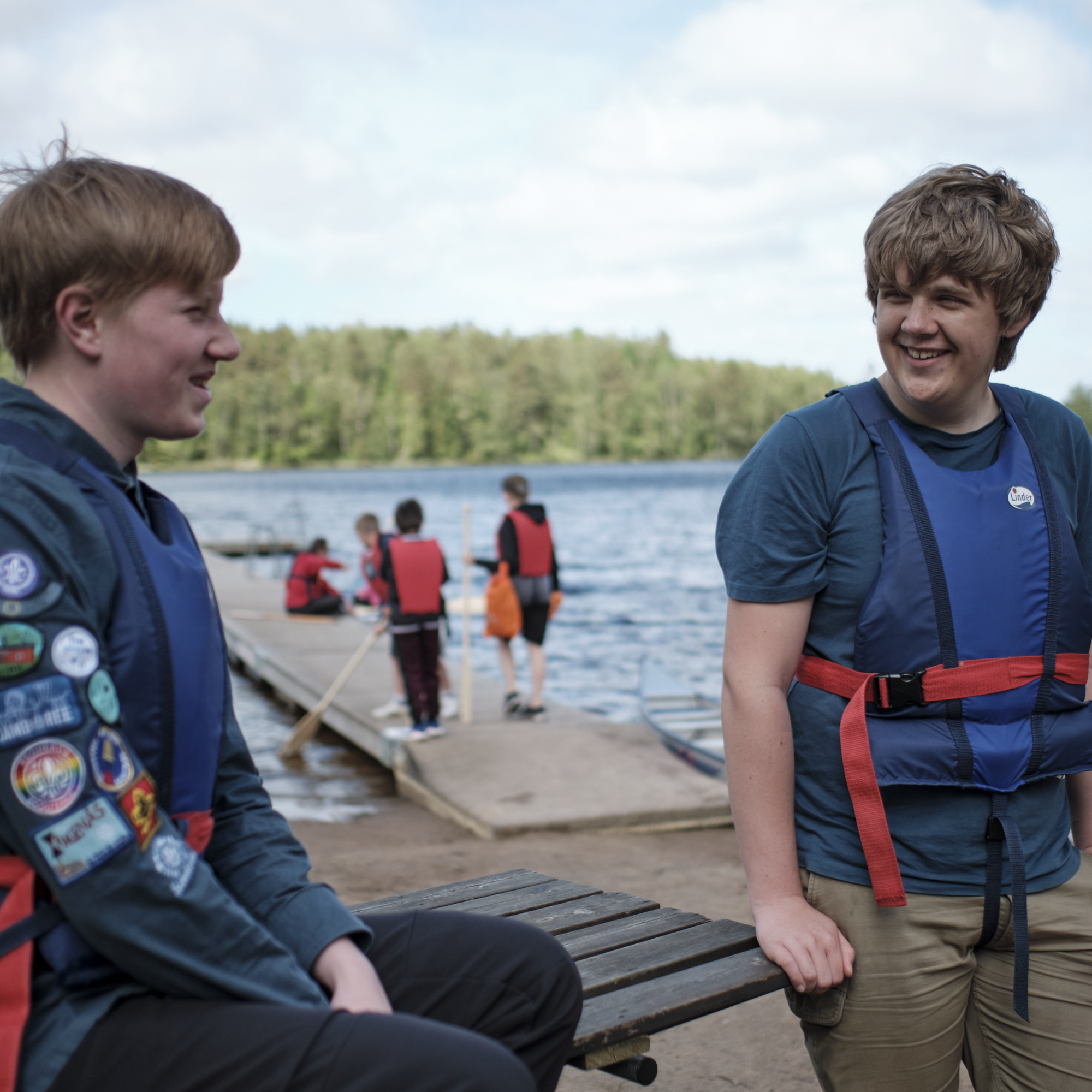 Två unga scouter vid en sjö