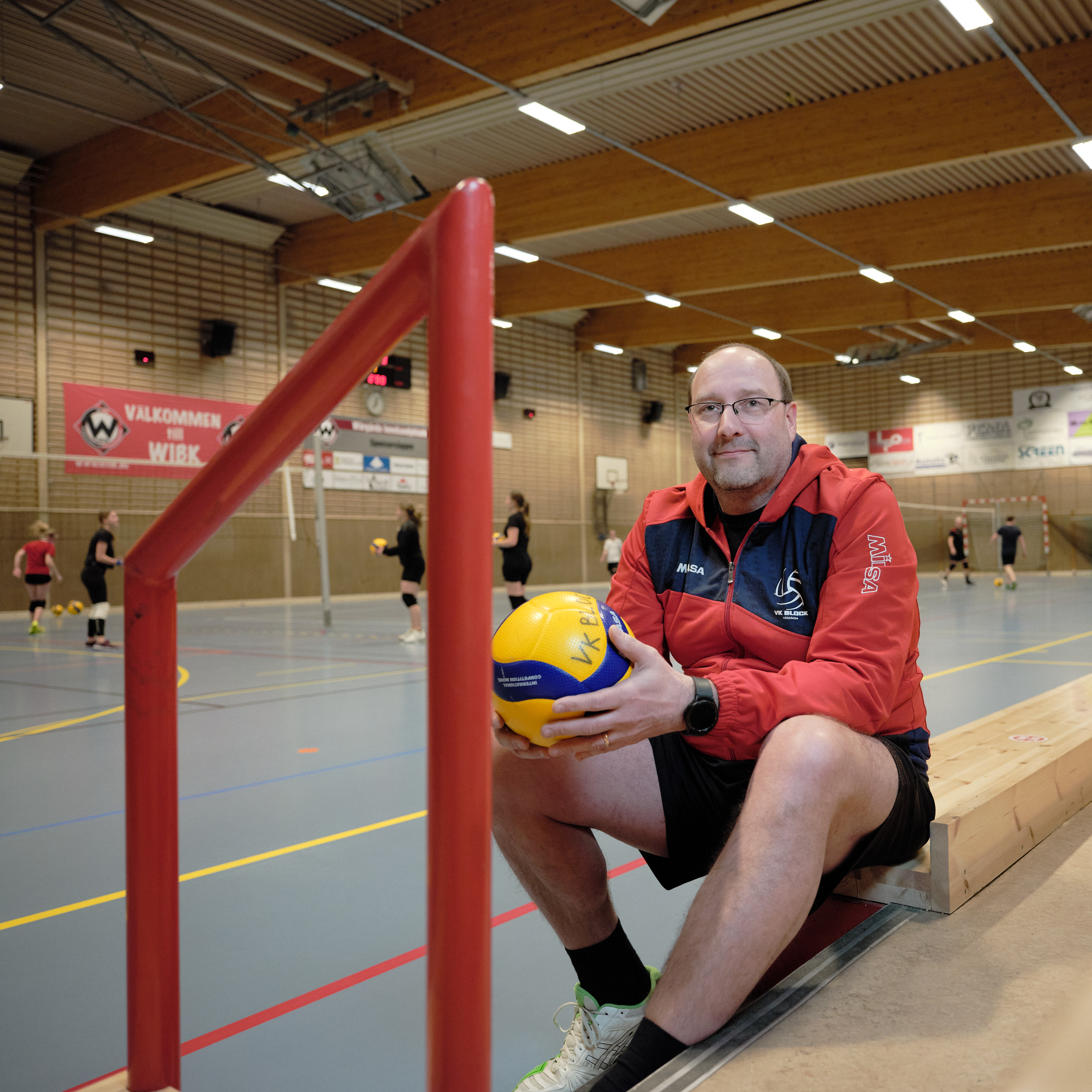 Man som håller en volleyboll 