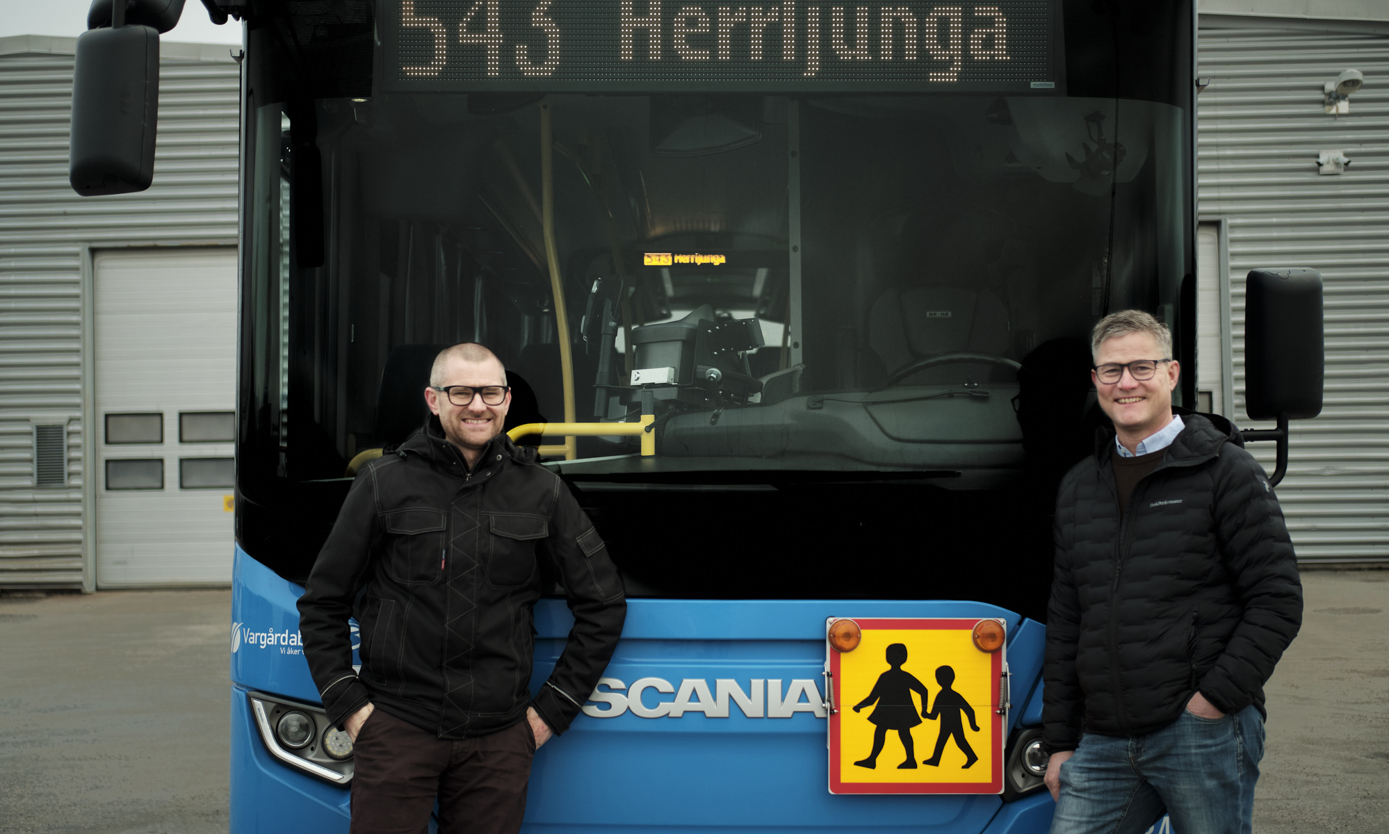 Ägarna av Vårgårdabuss framför en av sina bussar