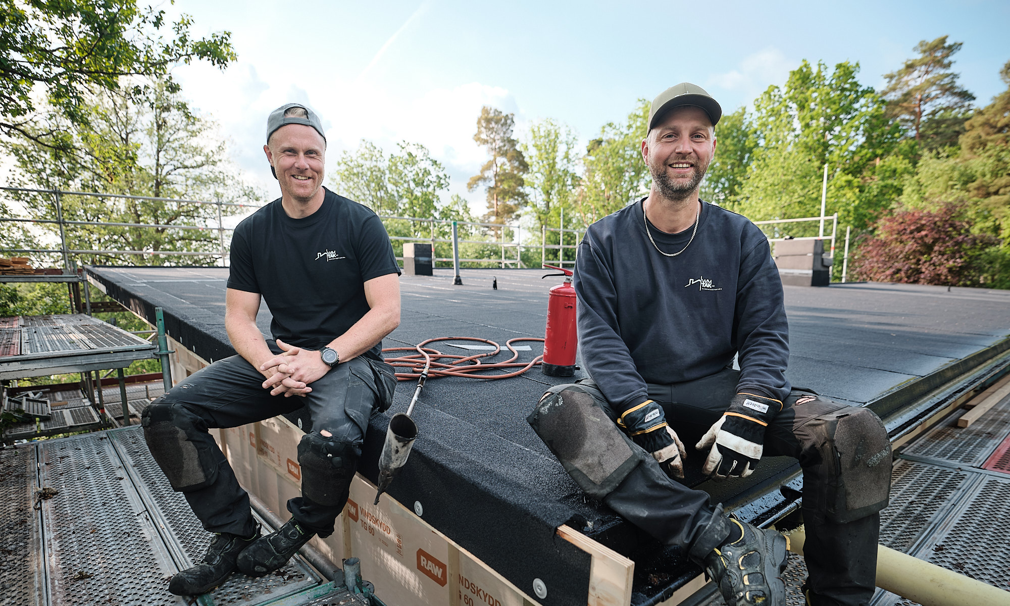 Två killar på ett tak 