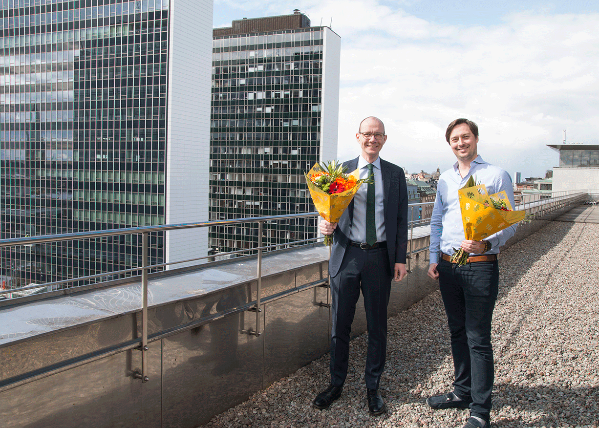 Fondförvaltare Kristofer Barett och Fredrik Mattsson med blombuketter